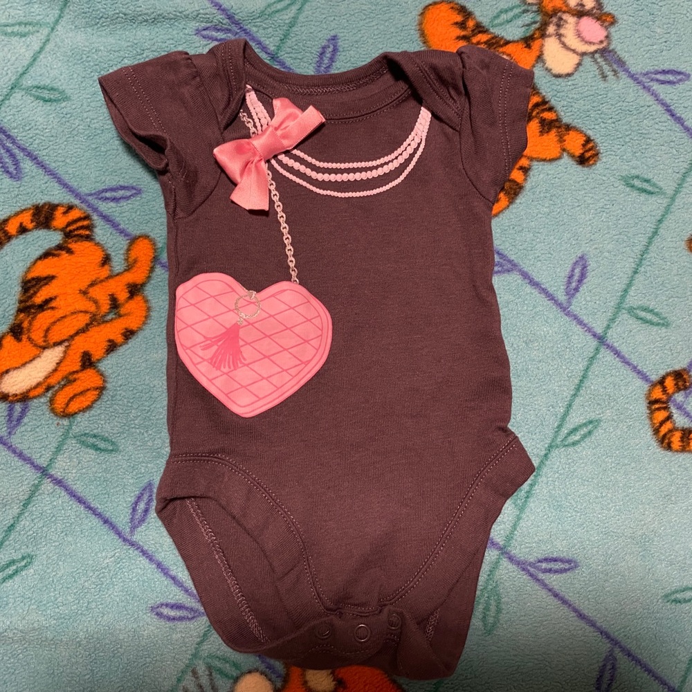 🥨 10/$10 Gray Purse Graphic Onesie - NB 🥨